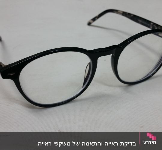 משקפיים עם מסגרת שחורה ועדשות שקופות